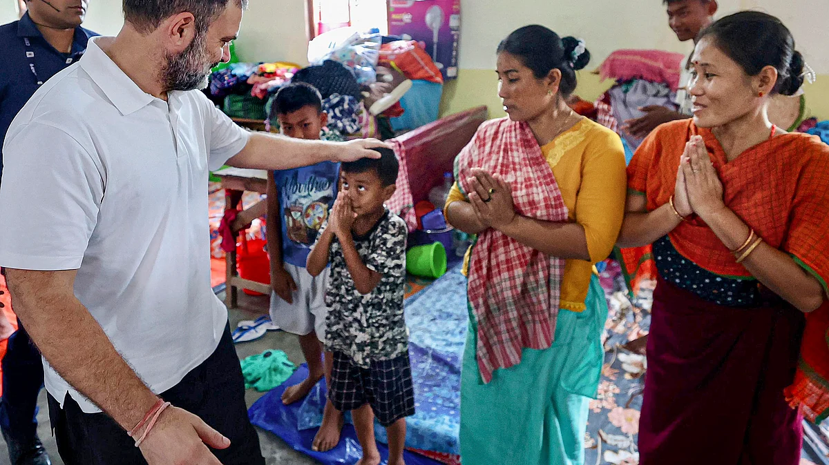 राहुल गांधी ने मणिपुर में राहत शिविरों का दौरा किया