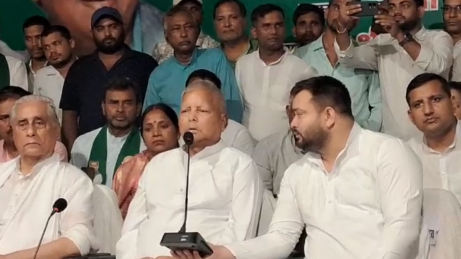 लालू यादव ने कहा कि केंद्र की एनडीए सरकार जल्द ही गिर जाएगी।