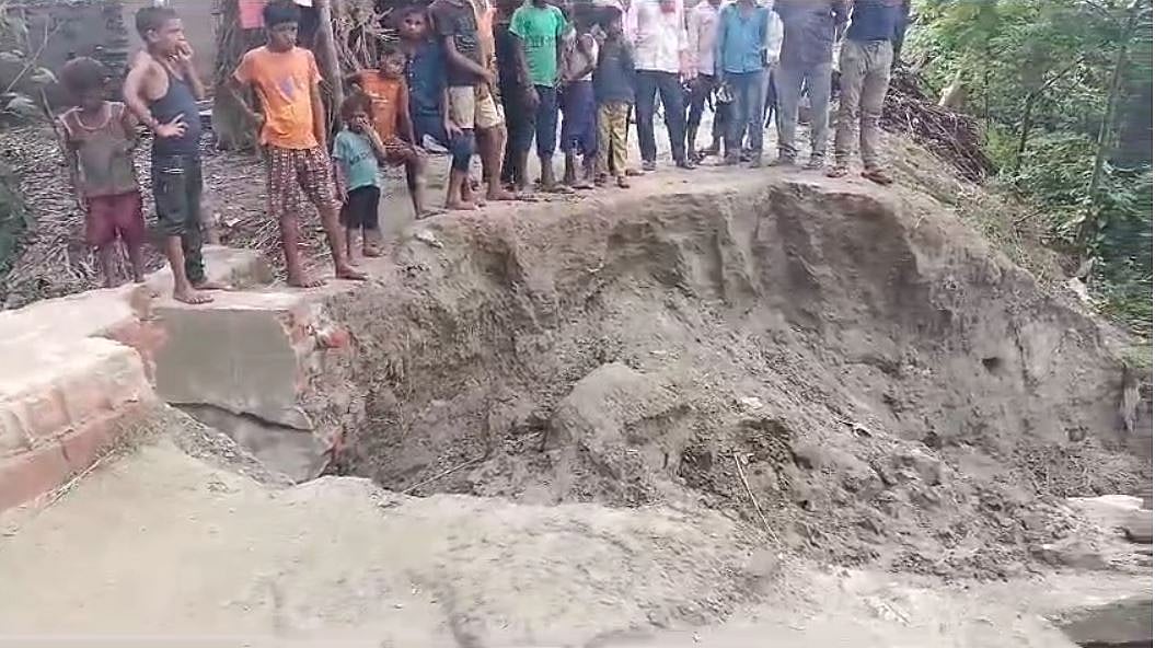 बिहारः अब मोतिहारी में ध्वस्त हुई पुलिया, तेजस्वी बोले- डबल इंजन सरकार में पुल-पुलिया गिरना बनी परंपरा