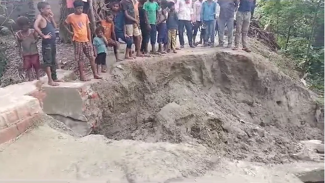 अब मोतिहारी में ध्वस्त हुई पुलिया, तेजस्वी बोले- डबल इंजन सरकार में पुल-पुलिया गिरना बनी परंपरा