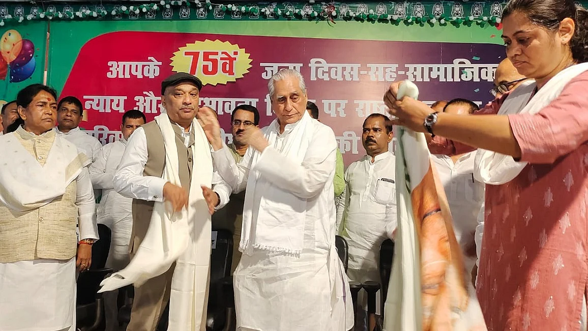 बिहार विधान परिषद से निष्कासित किए गए सुनील सिंह को RJD ने किया सम्मानित