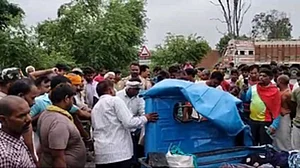 उत्तर प्रदेश के मिर्जापुर में भीषण सड़क हादसा, 3 लोगों की मौत, 6 घायल