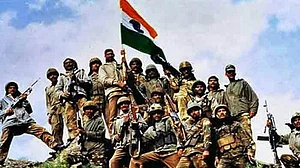 Kargil Vijay Diwas: भारतीय रणबाकुरों ने आज ही के दिन जंग में पाकिस्तान को चटाई थी धूल, पढ़िए करगिल की विजयगाथा