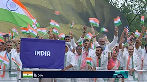 Olympic 2024: पेरिस ओलंपिक का हुआ भव्य आगाज, सिंधु-शरत ने थामा तिरंगा, भारतीय दल की अगुवाई की