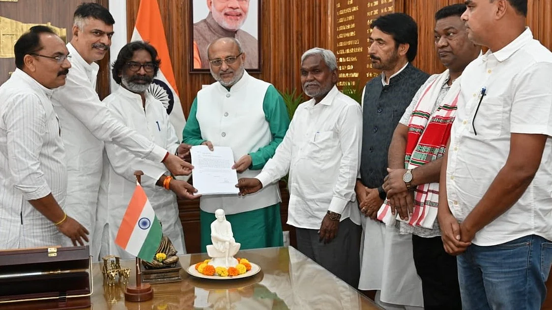 फिर से झारखंड के मुख्यमंत्री बनेंगे हेमंत सोरेन, चंपई सोरेन ने राज्यपाल को सौंपा इस्तीफा