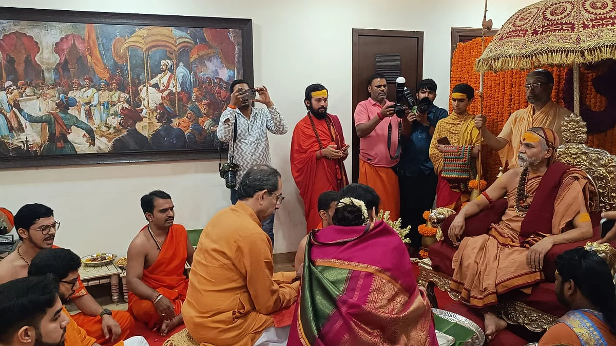 शंकराचार्य स्वामी अविमुक्तेश्वरानंद सरस्वती ने उद्धव ठाकरे से मुलाकात की।