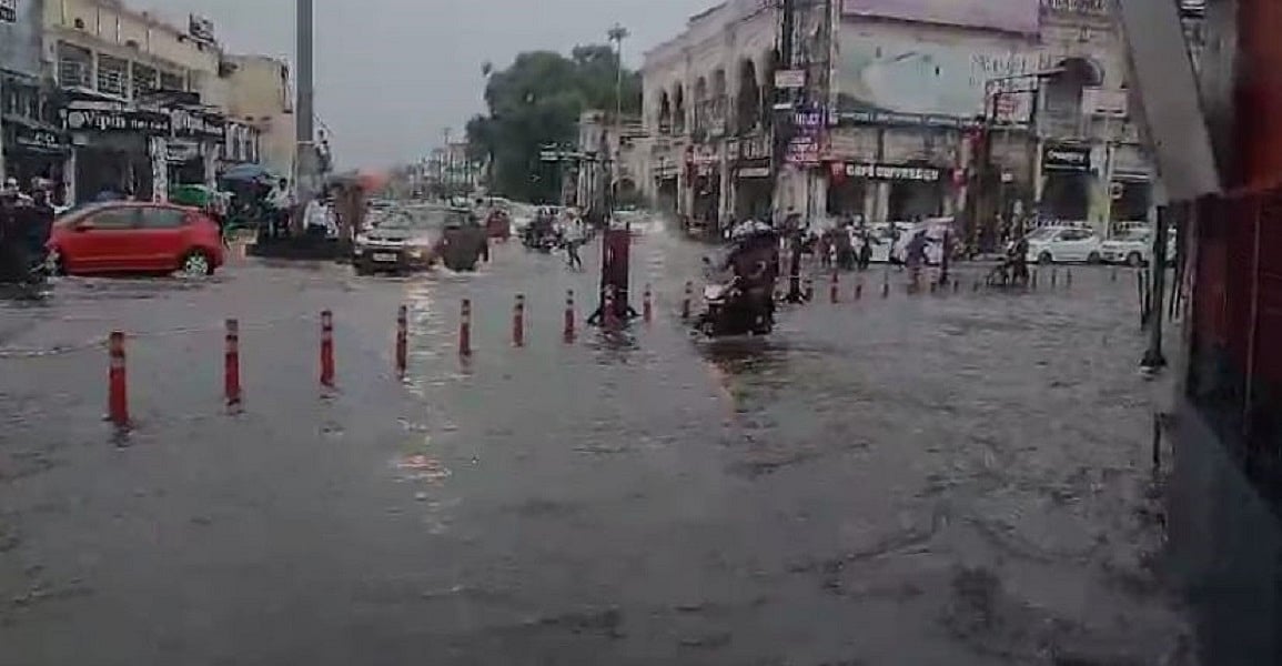 लखनऊ में बारिश ने खोली सरकार की पोल, विधानसभा में भरा पानी, नगर निगम की छत लीक, हजरतगंज चौराहे पर बाढ़ सा नजारा