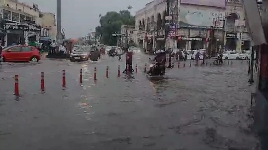 लखनऊ में बारिश ने खोली सरकार की पोल, विधानसभा में भरा पानी, हजरतगंज चौराहे पर बाढ़ सा नजारा