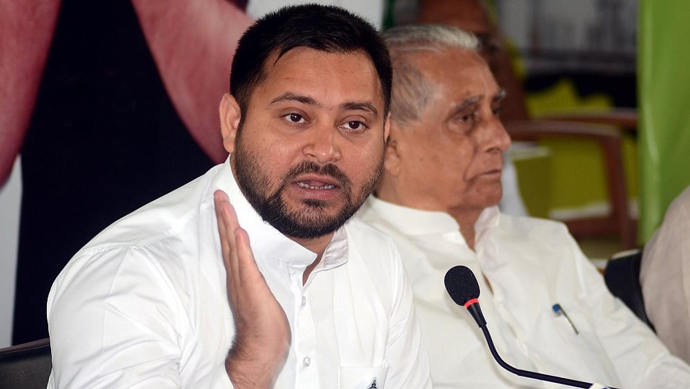 तेजस्वी ने दो EPIC नंबर के मामले पर चुनाव आयोग को घेरा