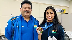 पेरिस ओलंपिक से लौटते ही मनु भाकर-सरबजोत सिंह के कोच को घर गिराने का मिला नोटिस