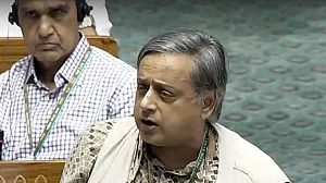 शशि थरूर ने गृह मंत्री अमित शाह को लिखा पत्र, कहा- वायनाड भूस्खलन को गंभीर प्राकृतिक आपदा घोषित करे सरकार