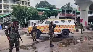 पीएम शेख हसीना के इस्तीफे के बाद और बिगड़े हालात, सेना का दावा, जल्द बनेगी अंतरिम सरकार