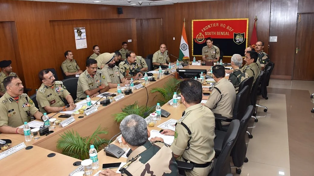 BSF ने बांग्लादेश से लगी सीमा पर ‘हाई अलर्ट’ जारी किया, महानिदेशक ने अग्रिम मोर्चे का दौरा किया