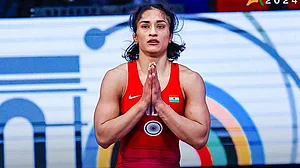 कुश्ती के मैट पर सबको पछाड़ने वाली विनेश साजिश की राजनीति में हार गईं; सुरजेवाला ने अयोग्य ठहराने पर गंभीर सवाल उठाए