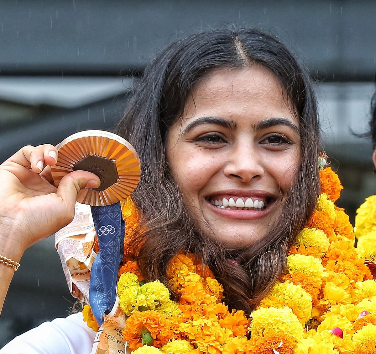 स्टार पिस्टल निशानेबाज मनु भाकर पेरिस ओलंपिक में दो पदक जीतने की ऐतिहासिक उपलब्धि हासिल करने के बाद बुधवार को भारत लौटीं