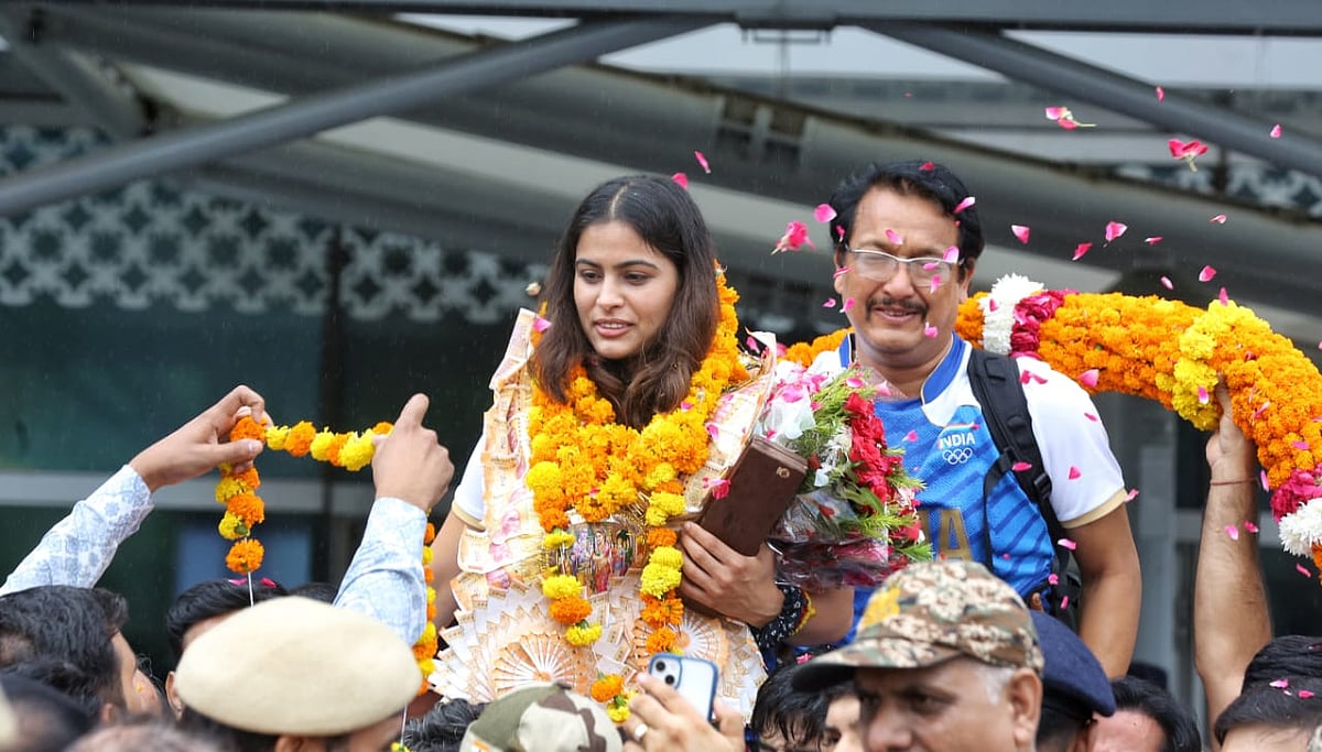 मनु किसी एक ओलंपिक खेल में दो पदक जीतने वाली पहली भारतीय खिलाड़ी है।