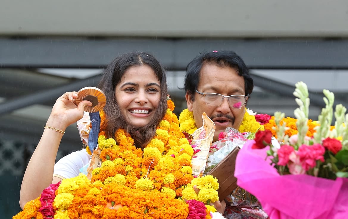मनु ने महिलाओं की 10 मीटर एयर पिस्टल में कांस्य और फिर सरबजोत सिंह के साथ मिलकर 10 मीटर एयर पिस्टल मिश्रित टीम स्पर्धा में भी कांस्य पदक जीता।