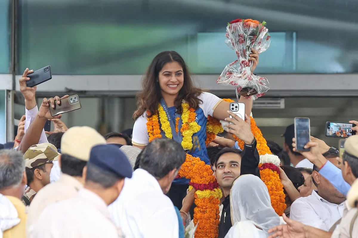 Paris Olympics: डबल ओलिंपिक मेडल लेकर देश लौटीं शूटर मनु भाकर, एयरपोर्ट पर हुआ भव्य स्वागत
