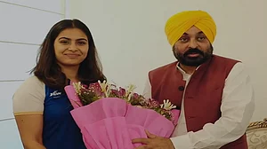 वीडियो: ओलंपिक पदक विजेता मनु भाकर ने पंजाब के CM भगवंत मान से की मुलाकात