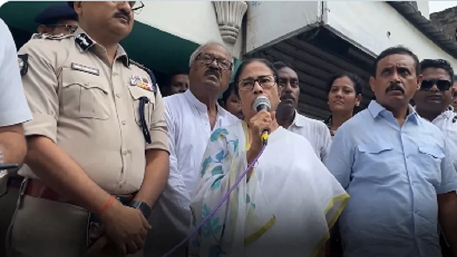 ममता ने मृतक ट्रेनी डॉक्टर के परिजनों से की मुलाकात, कहा- पुलिस ने केस नहीं सुलझाया तो CBI को दे देंगे