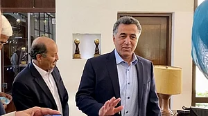 दुनियाः पाकिस्तानी सेना ने पूर्व ISI प्रमुख को गिरफ्तार किया और हिजबुल्ला ने इजरायली सैन्य अड्डे पर दागे रॉकेट