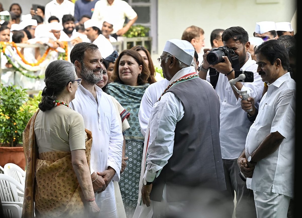 स्वतंत्रता दिवस: खड़गे बोले- आज के हुक्मरान विभाजनकारी सोच को बढ़ावा दे रहे हैं, वे नफरत फैलाने की मंशा से...