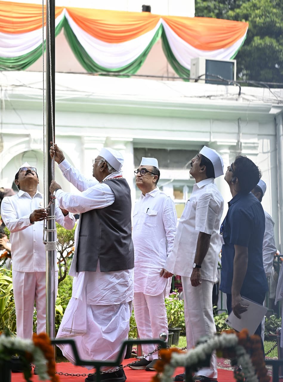 स्वतंत्रता दिवस: खड़गे बोले- आज के हुक्मरान विभाजनकारी सोच को बढ़ावा दे रहे हैं, वे नफरत फैलाने की मंशा से...