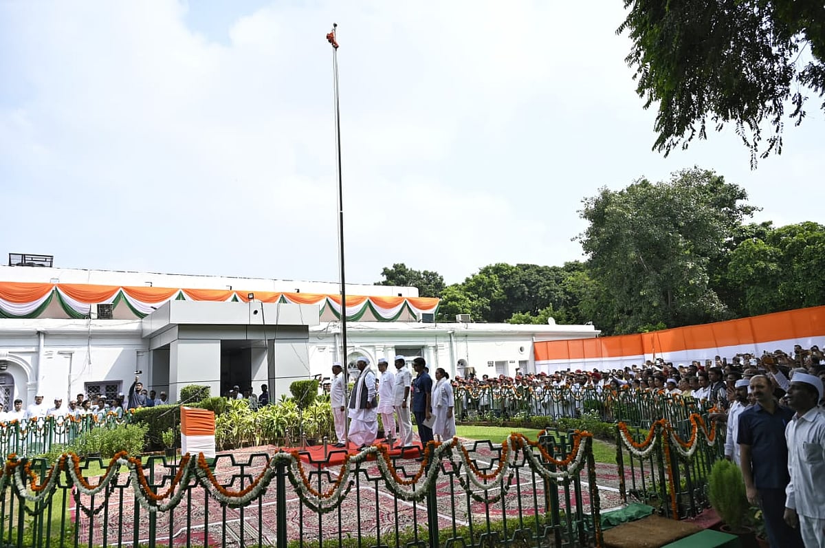 स्वतंत्रता दिवस: खड़गे बोले- आज के हुक्मरान विभाजनकारी सोच को बढ़ावा दे रहे हैं, वे नफरत फैलाने की मंशा से...