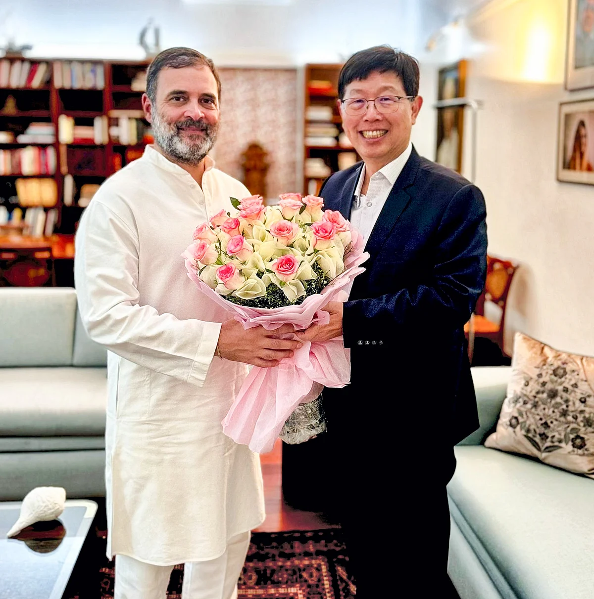राहुल गांधी से मिले फॉक्सकॉन के प्रमुख