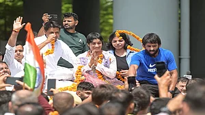 पेरिस से दिल्ली लौटीं पहलवान विनेश फोगाट का भव्य स्वागत, हाथ जोड़कर विनेश बोलीं- पूरे देश का आभार व्यक्त करती हूं