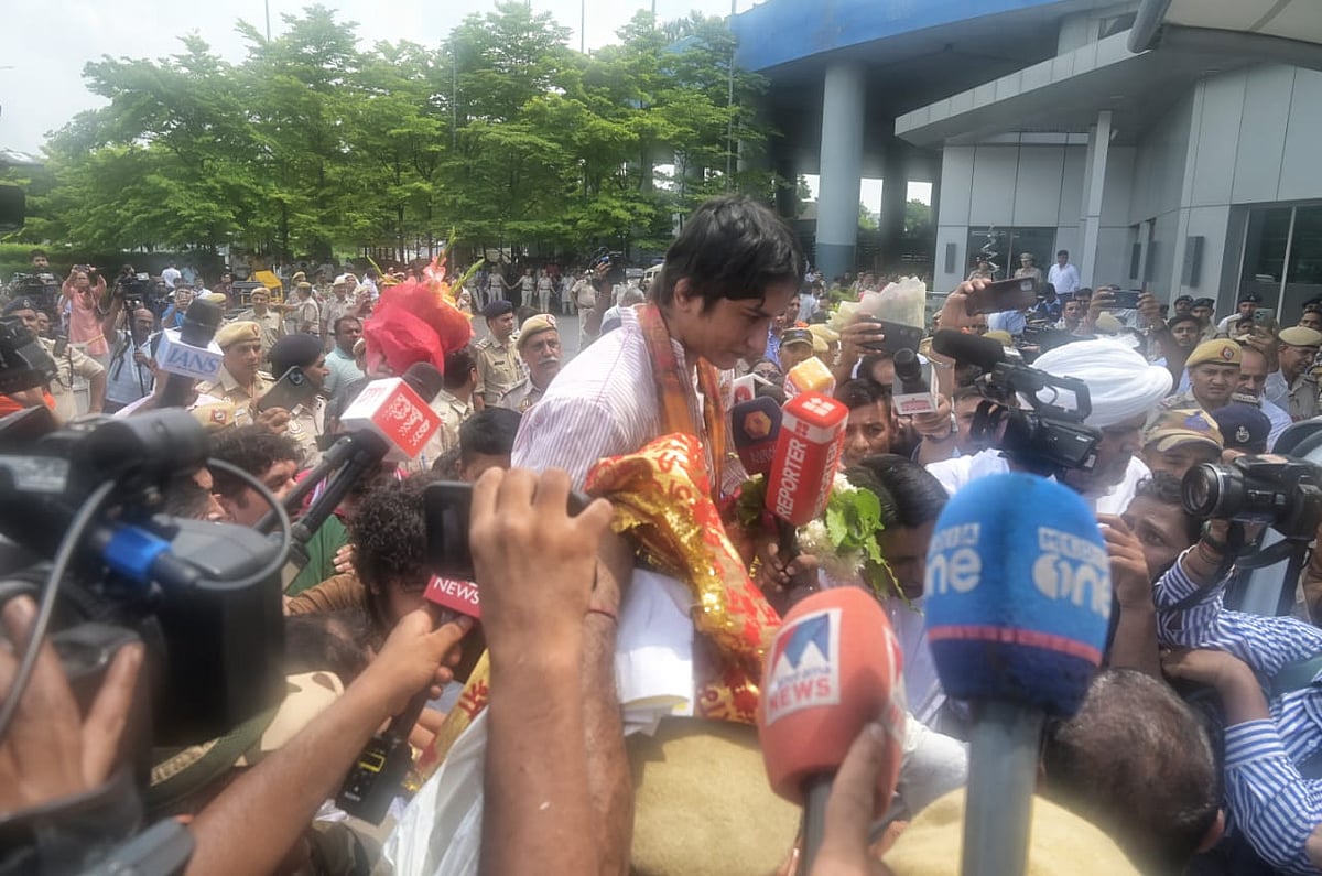 विनेश के स्वागत के लिए हवाई अड्डे पर उनकी मां, उनके परिजन और भारी संख्या में समर्थक भी मौजूद थे।