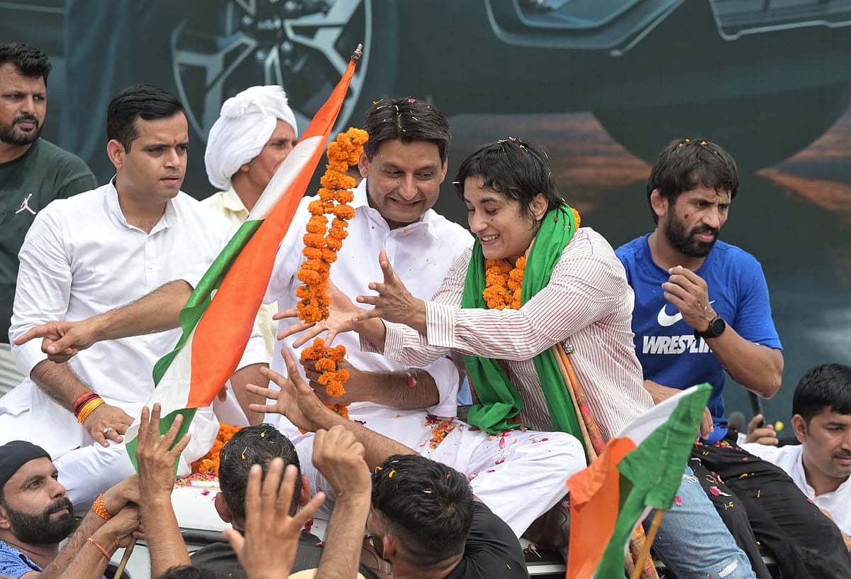 भारत माता की जय के नारों के बीच विनेश को फूलमालाओं से लाद दिया गया।  