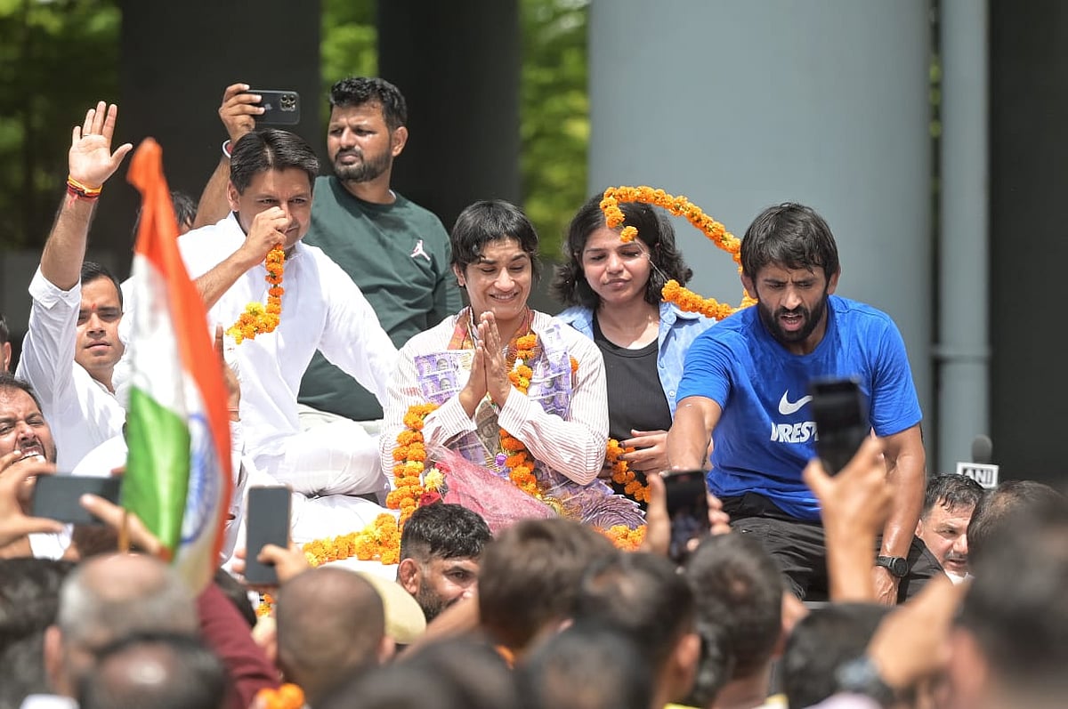 खुली छत वाली कार पर सवार विनेश ने सभी समर्थकों की तरफ हाथ हिलाकर उन्हें धन्यवाद दिया।