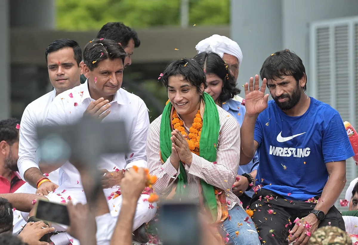 पेरिस से दिल्ली लौटीं विनेश फोगाट, एयरपोर्ट पर हुआ भव्य स्वागत, साक्षी, बजरंग, दीपेंद्र हुड्डा समेत कई लोग रहे मौजूद