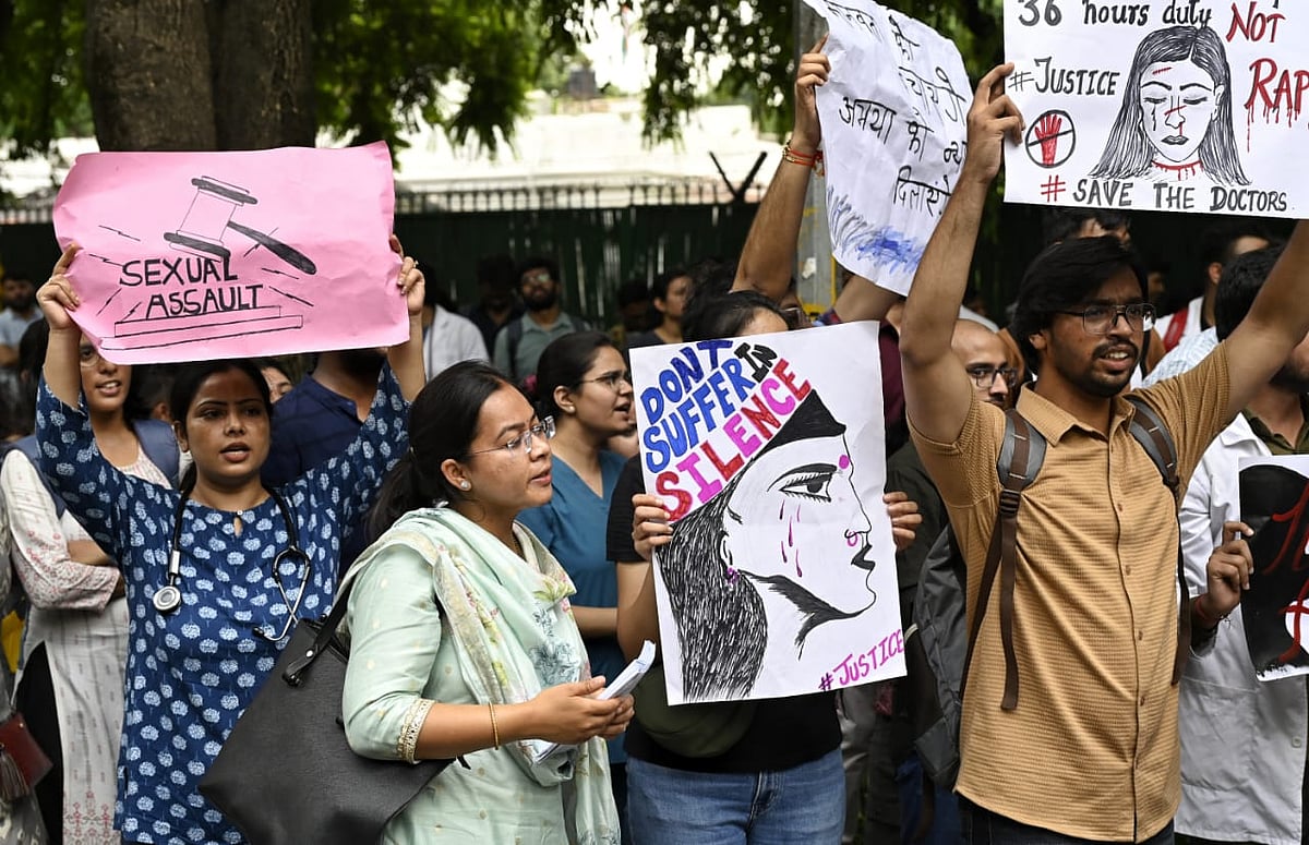 प्रदर्शन कर रहे रेजिडेंट डॉक्टरों ने कोलकाता में हुई महिला डॉक्टर की हत्या मामले में न्याय देने की मांग की