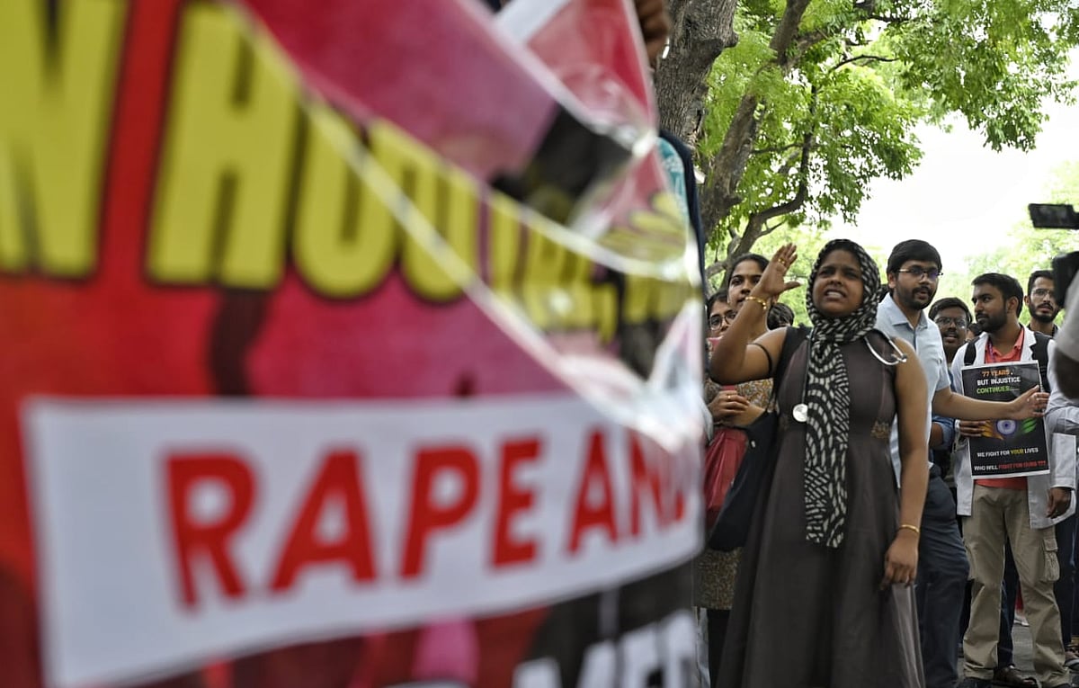 इस बीच एम्स के रेजिडेंट डॉक्टर्स एसोसिएशन (आरडीए) व दिल्ली के सभी मेडिकल कॉलेजों के आरडीए द्वारा मिलकर सेंट्रल प्रोटेक्शन एक्ट के लिए बनाई गई एक्शन कमेटी ने निर्माण भवन के बाहर सोमवार 11 बजे से ओपीडी चलाने का फैसला किया है।