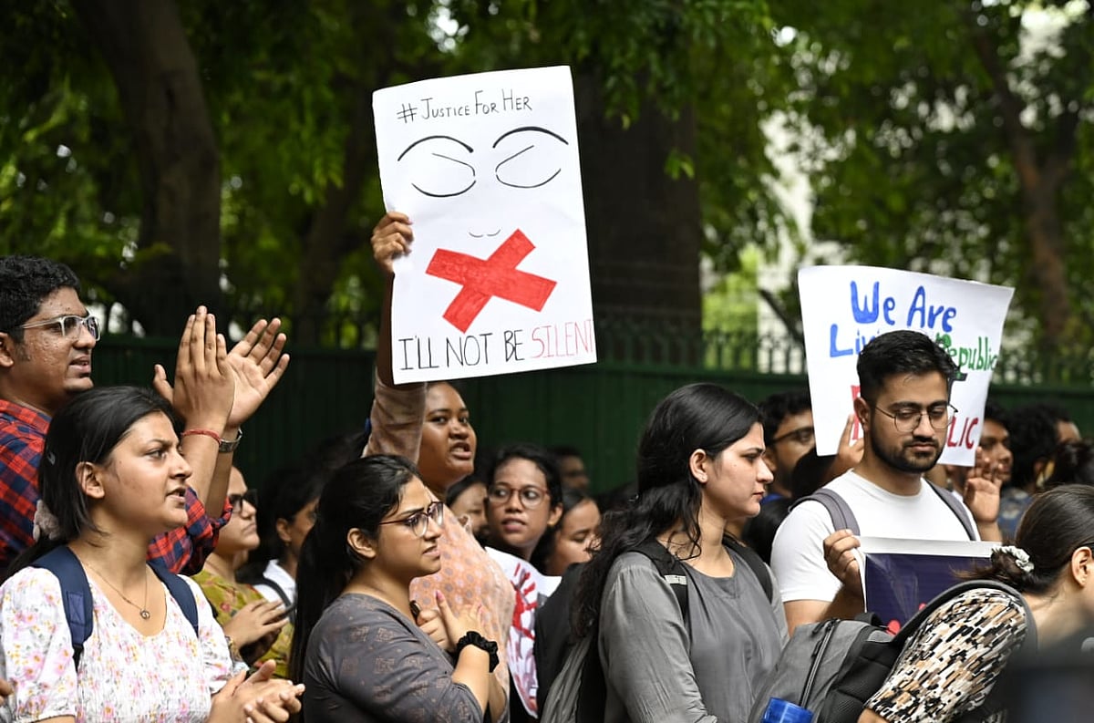 कोलकाता के आरजीकर मेडिकल कॉलेज में जूनियर महिला रेजिडेंट डॉक्टर की हत्या की घटना के खिलाफ आज आठवें दिन भी दिल्ली में डॉक्टरों का प्रदर्शन जारी है।