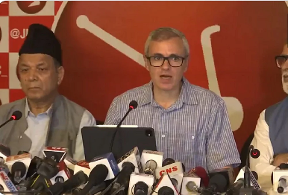जम्मू-कश्मीर चुनाव: उमर अब्दुल्ला ने गांदरबल से नामांकन पत्र दाखिल किया, परिवार के गढ़ से बड़ी जीत की उम्मीद