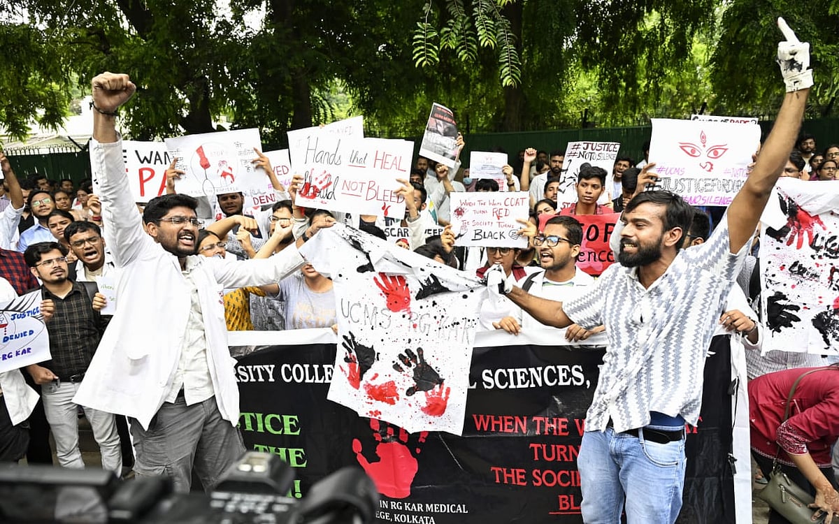 प्रदर्शनकारी डॉक्टरों ने दिल्ली के निर्माण भवन को घेरा