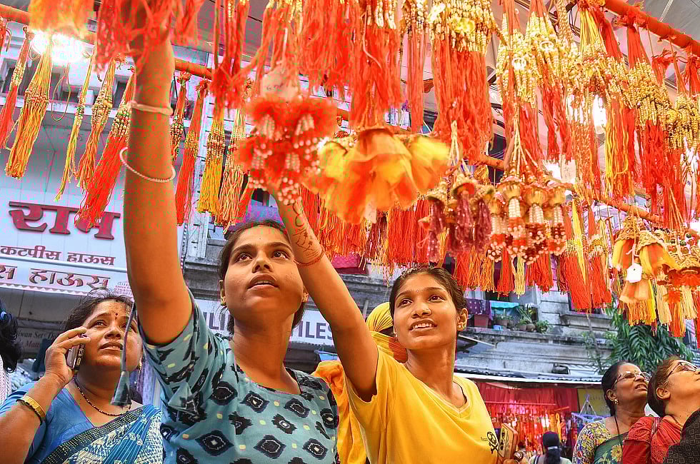 अर्थजगतः राखी पर 12000 करोड़ रुपये से ज्यादा की शॉपिंग हुई और सेंसेक्स 378 अंक चढ़कर बंद हुआ