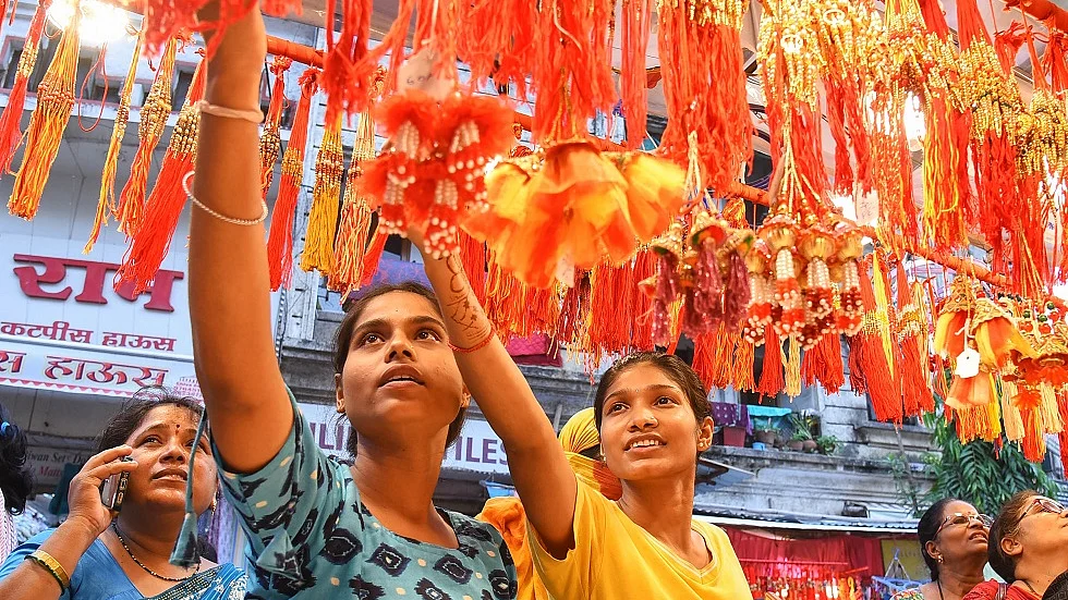 राखी पर 12000 करोड़ रुपये से ज्यादा की शॉपिंग हुई और सेंसेक्स 378 अंक चढ़कर बंद हुआ