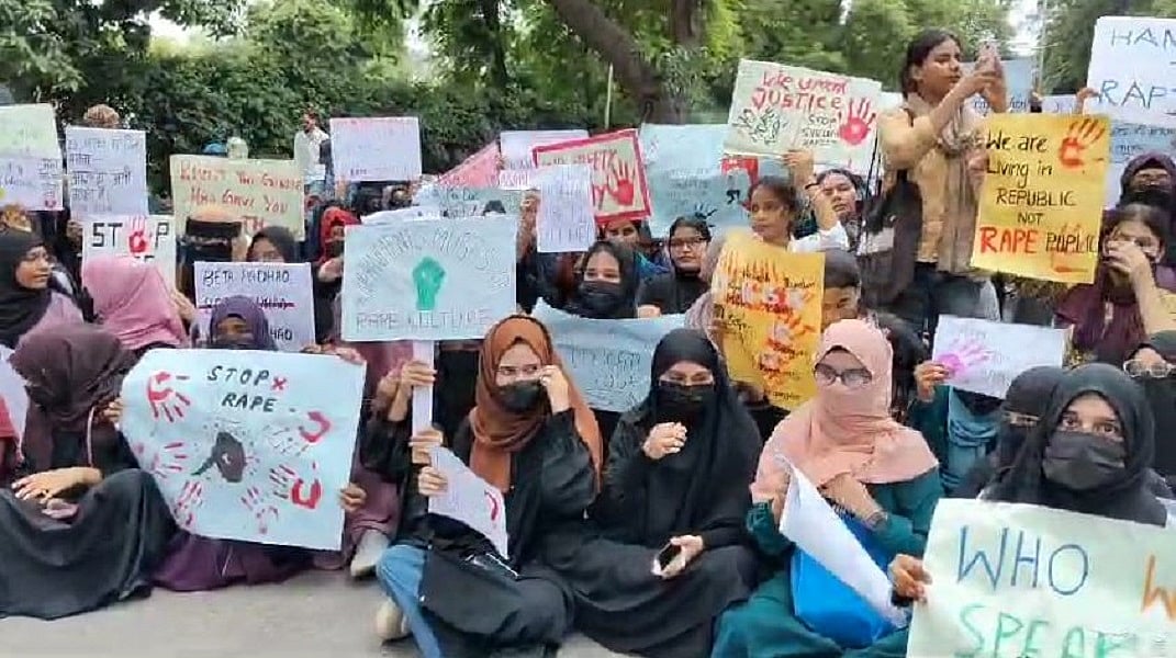 कोलकाता रेप-मर्डर केस के खिलाफ AMU की छात्राओं ने किया प्रदर्शन, कठोर कार्रवाई की मांग की