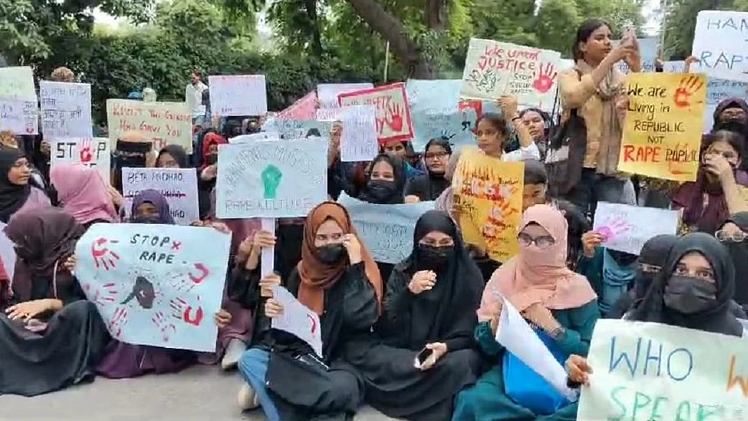 कोलकाता रेप-मर्डर केस के खिलाफ AMU की छात्राओं ने किया प्रदर्शन, कठोर कार्रवाई की मांग की