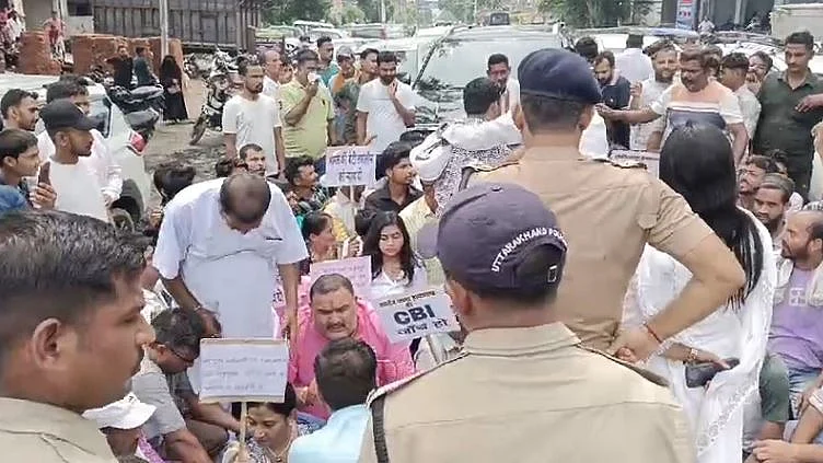 उत्तराखंड में नर्स की हत्या की सीबीआई जांच की मांग को लेकर कांग्रेस का धरना प्रदर्शन