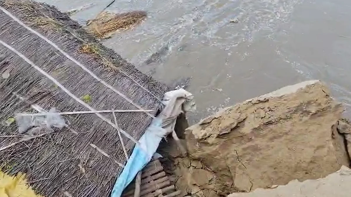 बिहार के भागलपुर में तटबंध टूटा, गोपालपुर के कई गांवों में घुसा गंगा का पानी, लोगों ने ऊंची जगहों पर ली शरण