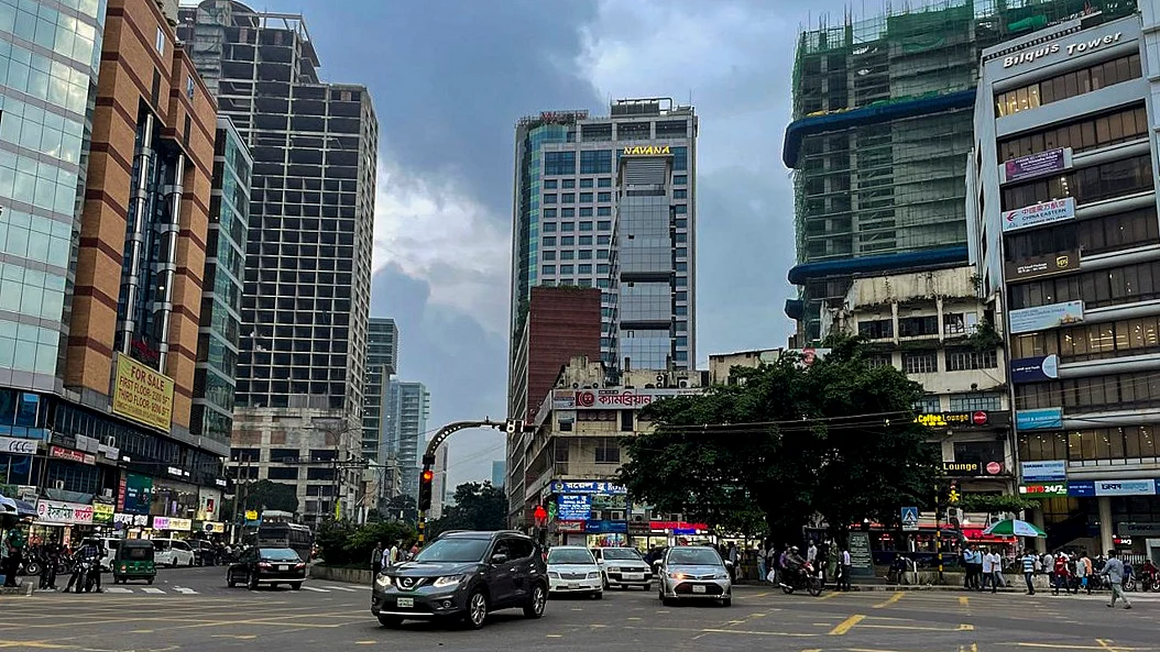 बांग्लादेश में अशांति का असर, होटलों में कमरे खाली और पीएम मोदी पोलैंड की यात्रा पर वारसॉ पहुंचे