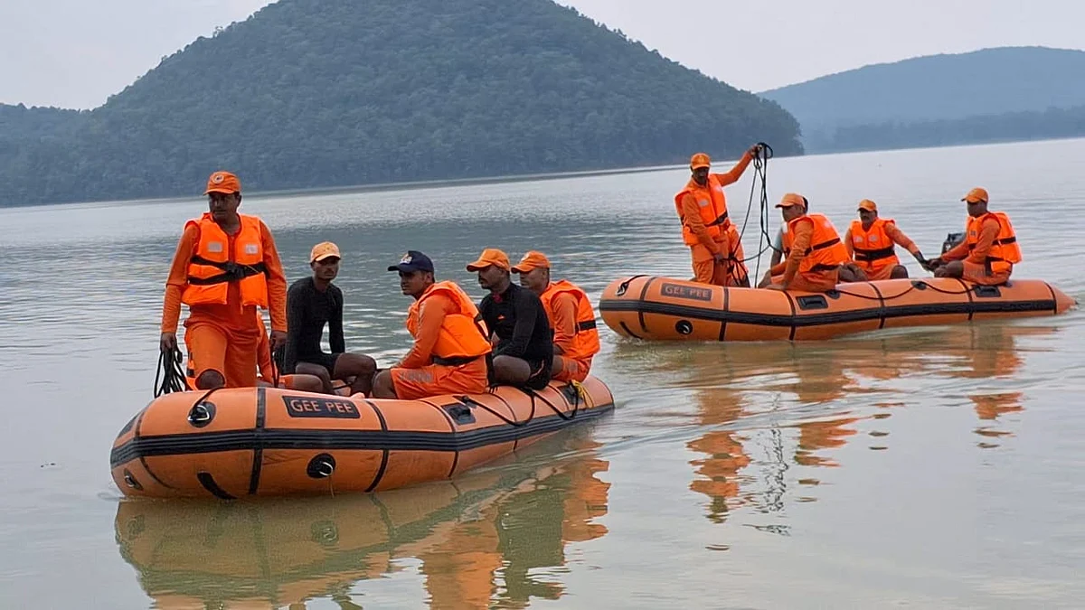 जमशेदपुर में ट्रेनी के बाद मुख्य पायलट का शव भी नौसेना ने डैम से निकाला, विमान की तलाश जारी