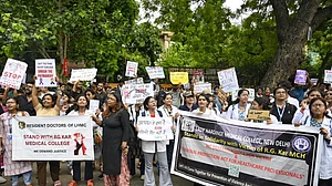 डॉक्टर रेप-हत्या मामला: दिल्ली के चिकित्सकों का प्रदर्शन 11वें दिन भी जारी, अस्पतालों में सेवाएं बुरी तरह प्रभावित