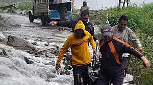 उत्तराखंड के रुद्रप्रयाग में भूस्खलन से चार नेपाली मजदूरों की मौत, मलबे से मजदूरों के शव बरामद