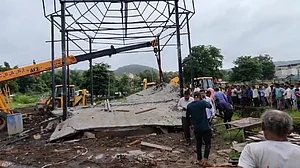 इंदौर में निर्माणाधीन फार्म हाउस की छत गिरी, पांच मजदूरों की मौत, रेस्क्यू ऑपरेशन जारी